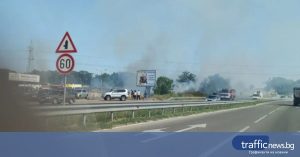 Трактор се запали в движение и подпали нива край Димитровград, огън горя и в Харманлийско
