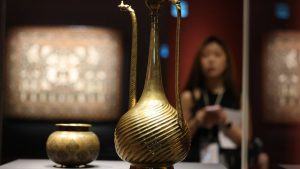 Доброволец пълзи през кал, за да спаси хваната чайка в Кингдао