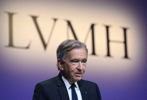Волята на Армани поставя сцената за продажбата на модната му империя в изненадващ обрат