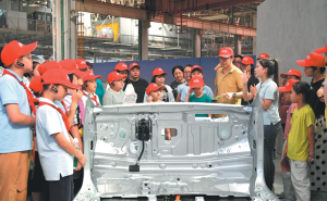 Тенденцията за обиколки води студенти до фабрики