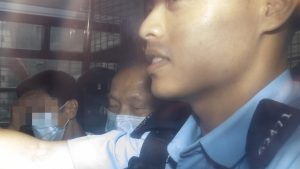 Пенсионер, оставил напитки с урина в супермаркетите в Хонконг, пощади затвора