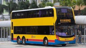 Шофьор на обществен автобус прави отклонение, за да откара дете в болница в Хонконг