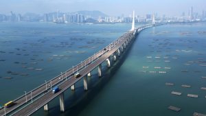 15 ранени при сблъсък на 2 автобуса за Хонконг на моста на залива Шенжен