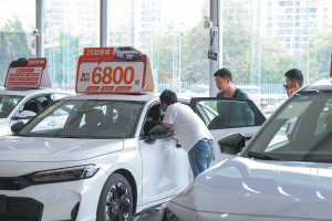 Пазарът следи март след спад на продажбите