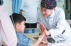 Таджикски деца със сърдечни дефекти, лекувани в Циндао